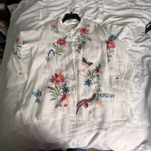Johnny was Jordan voyager, tunic, size large, button-down, NWT.￼